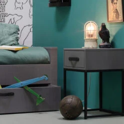 WOOOD Stoer Nachtkastje Van Grijs Hout -Zuiver Verkoop woood morris stoer nachtkastje van grijs hout 4